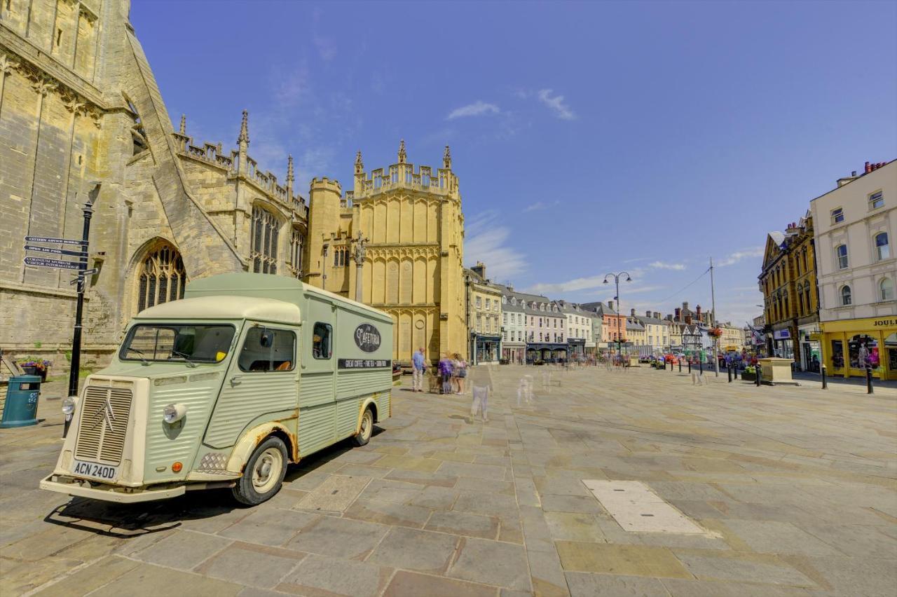 Corinium Lodge - Town Centre Apartment Cirencester Bagian luar foto